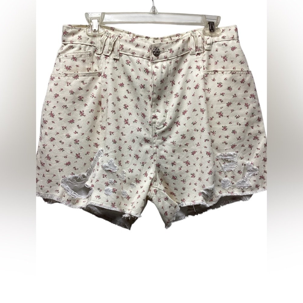 POL 100% cotton Emmy high rise boho vibe shorts. Size Medium Ivory floral